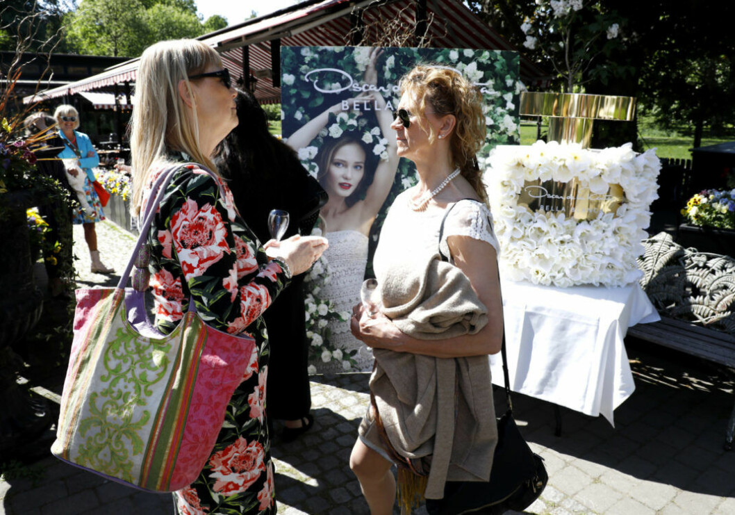 Några av våra gäster minglade intill den stora versionen av Oscar de la Rentas parfym Bella Blanca som fanns i goodiebagen. Några av våra gäster minglade intill den stora versionen av Oscar de la Rentas parfym Bella Blanca som fanns i goodiebagen.
