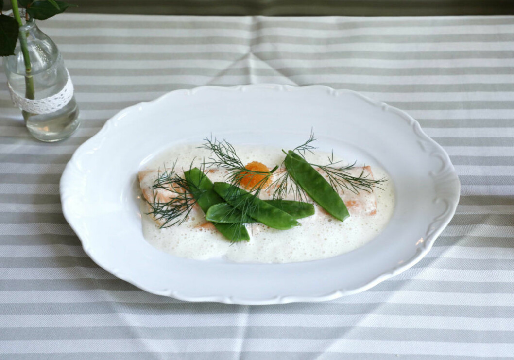 Varmrätten bestod av en röding med champagnesås, löjrom, sockerärtor och kokt potatis. Varmrätten bestod av en röding med champagnesås, löjrom, sockerärtor och kokt potatis.