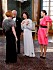 Kungaparet och kronprinsessan hälsar på sina gäster vid Sverigemiddagen på Kungliga slottet.