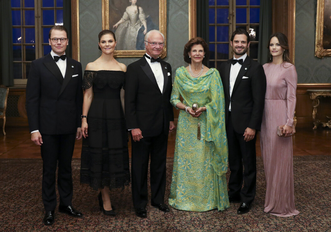 Snart är det dags igen! Så här stiliga var kungafamiljen på Sverigemiddag 2018. Prins Daniel, kronprinsessan Victoria, kung Carl Gustaf, drottning Silvia, prins Carl Philip och prinsessan Sofia på Sverigemiddag på Slottet 2018