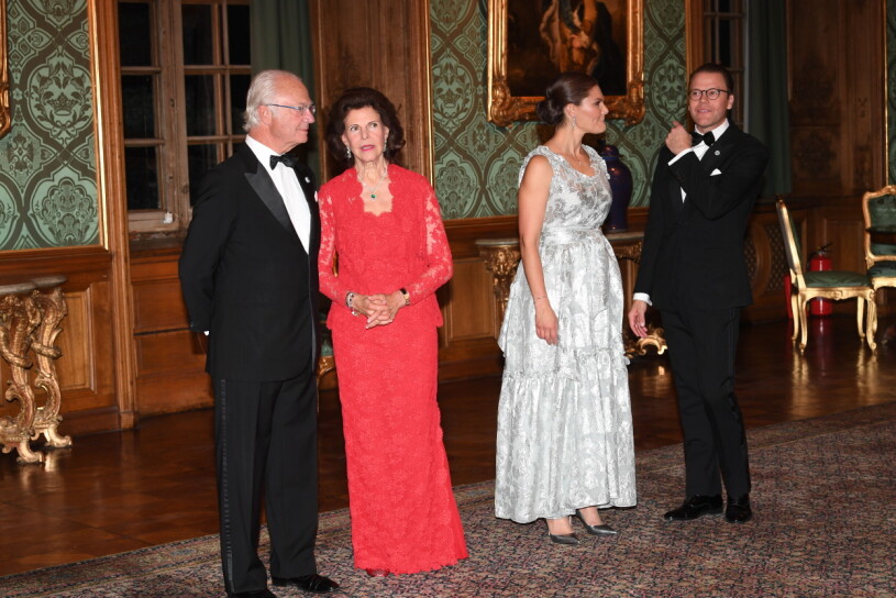 Kungen, drottningen, kronprinsessan och prins Daniel på den senaste Sverigemiddagen, 2019. Kung Carl XVI Gustaf och Drottning Silvia, kronprinsessan Victoria och prins Daniel 2019.