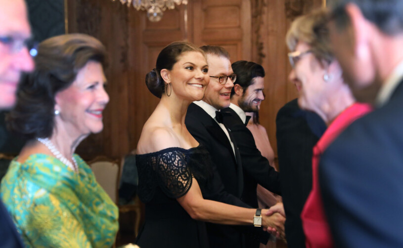 Victoria och övriga i kungafamiljen hälsar alltid personligen på gästerna på Sverigemiddagen.