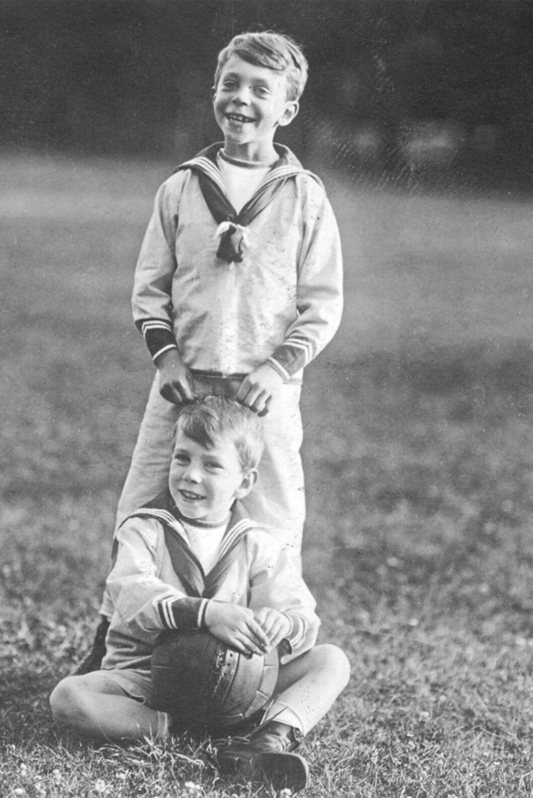 Sveriges arvprins Gustaf Adolf , 1906-1947, som är nuvarande kung Carl XVI Gustafs pappa, stående bakom brodern Prins Sigvard.