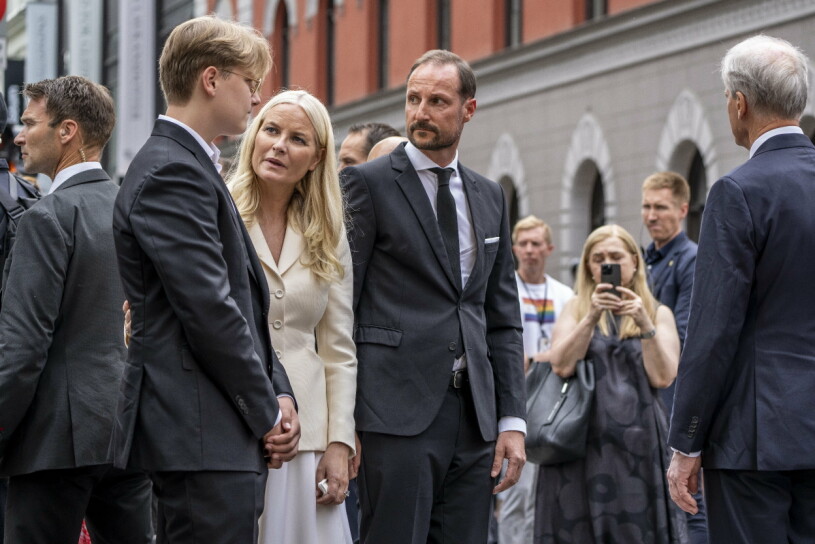 Notera öronsnäckan hos mannen bakom kungligheterna. Sverre Magnus av Norge, Kronprinsessan Mette-Marit och Kronprins Haakon