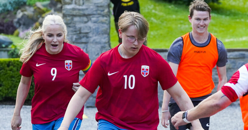 Mette-Marit och Sverre Magnus under måndagens vänskapsmatch. Kronprinsessan Mette-Marit och prins Sverre Magnus