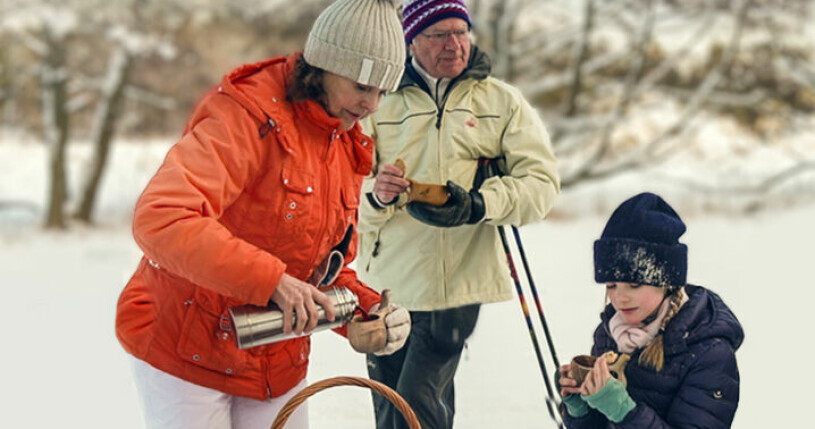 Kungen och drottningen får kvalitetstid med barnbarnen. Kungafamiljen fikar utomhus i februari.