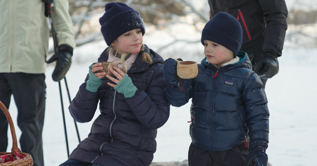 Estelle och Oscar värmer händerna. Prinsessan Estelle och prins Oscar fikar utomhus i februari.