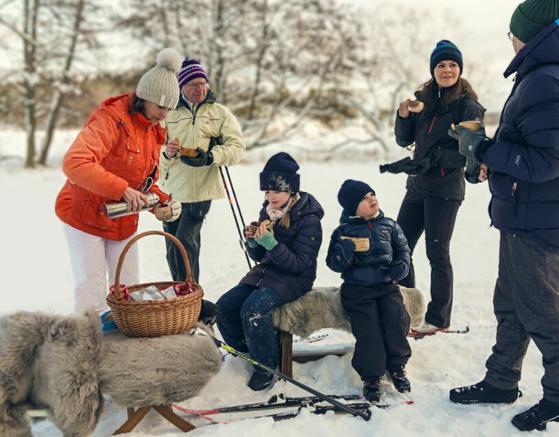 I Året med kungafamiljen får vi se Victoria och Daniel på privat utflykt med Estelle och Oscar... Året med kungafamiljen SVT Kungafamiljen picknick