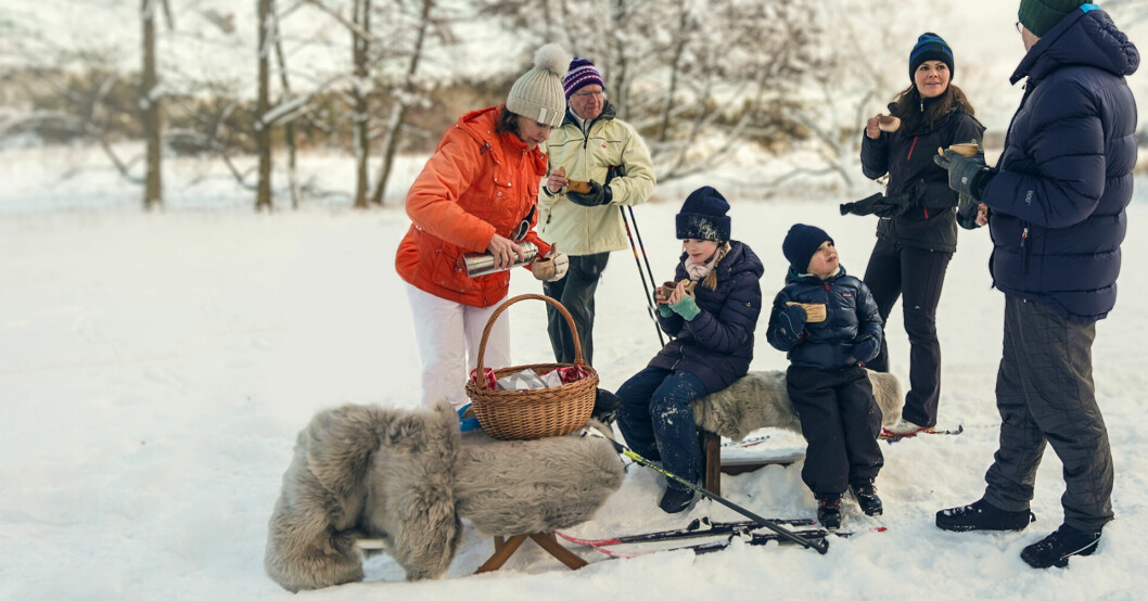Hela familjen. Kungafamiljen fikar utomhus i februari.