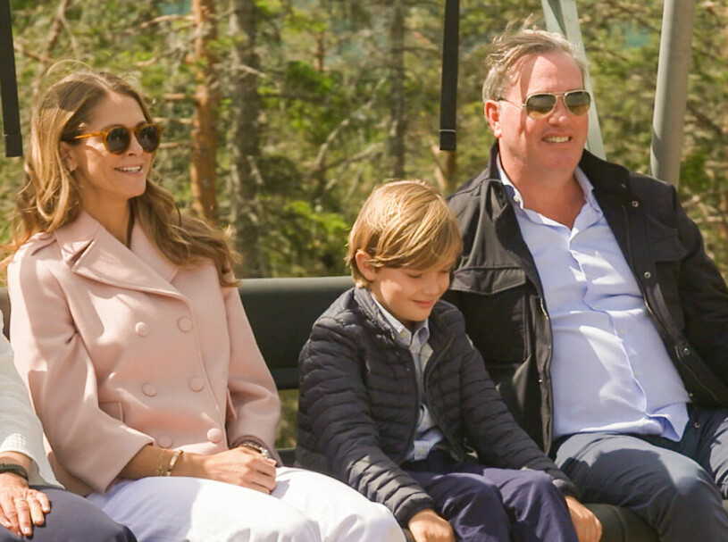 En bild från Chris och Madeleines Sverigesommar. Prinsessan Madeleine, prins Nicolas och Chris O’Neill på Skuleberget i Ångermanland