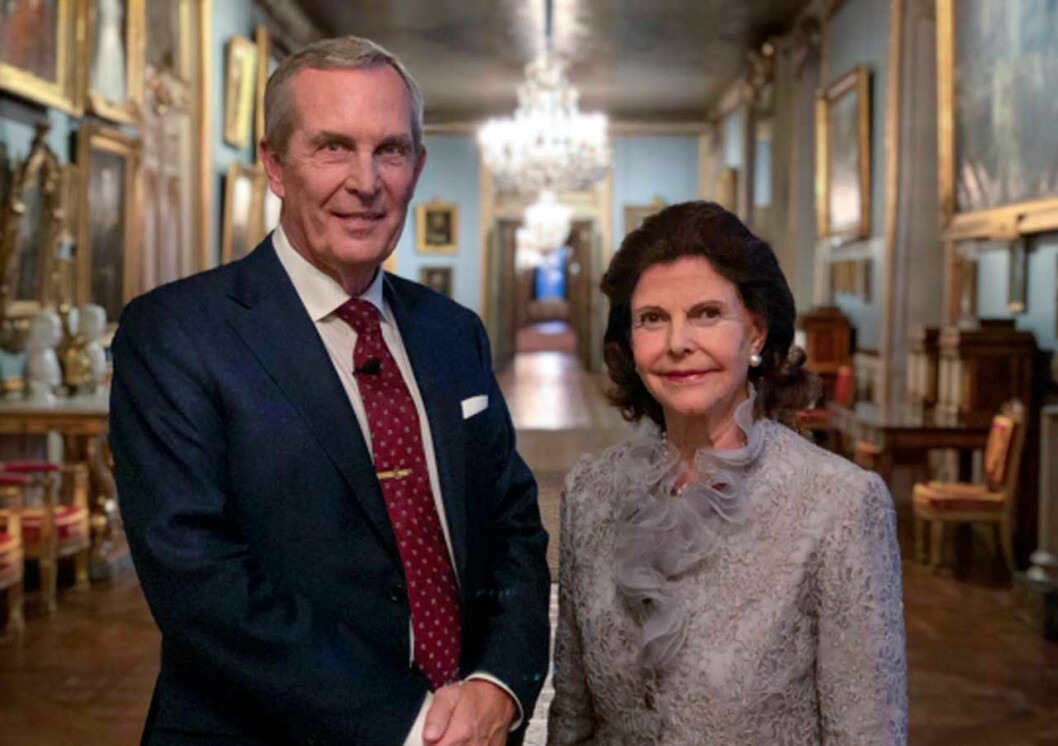 Claes Elfsberg och drottning Silvia under inspelningen, här i Bernadottegalleriet. Claes Elfsberg och drottning Silvia i samband med 75-årsintervjun på Kungliga slottet. Här fotade i Bernadottegalleriet.
