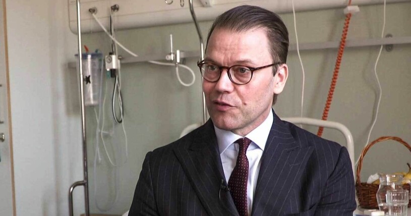 Prins Daniel med slips och stängd kavaj i SVT:s Fråga Doktorn.