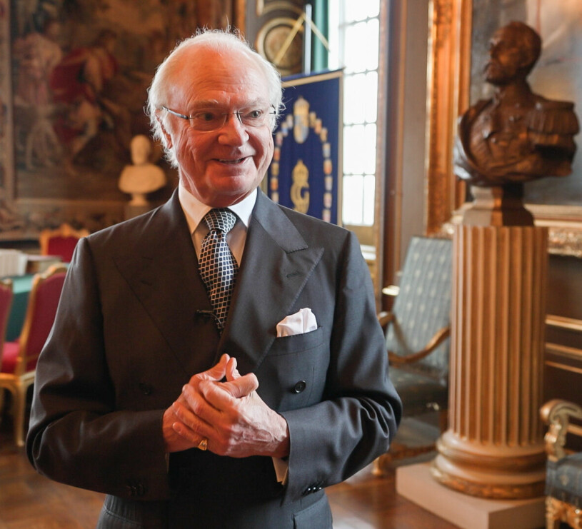 Kungen flyttade in på Stockholms slott som fyraåring 1950 och bodde kvar ända tills han fyllde 35. Kungen i Konseljsalen på Kungliga slottet