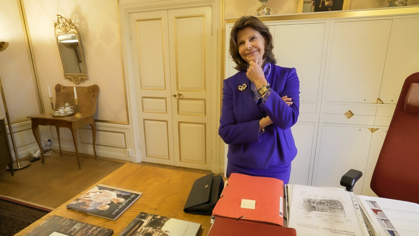 Drottning Silvia i det rum som nu har varit hennes fasta punkt i hela 46 år. Drottning Silvia på sitt kontor på Stockholms slott