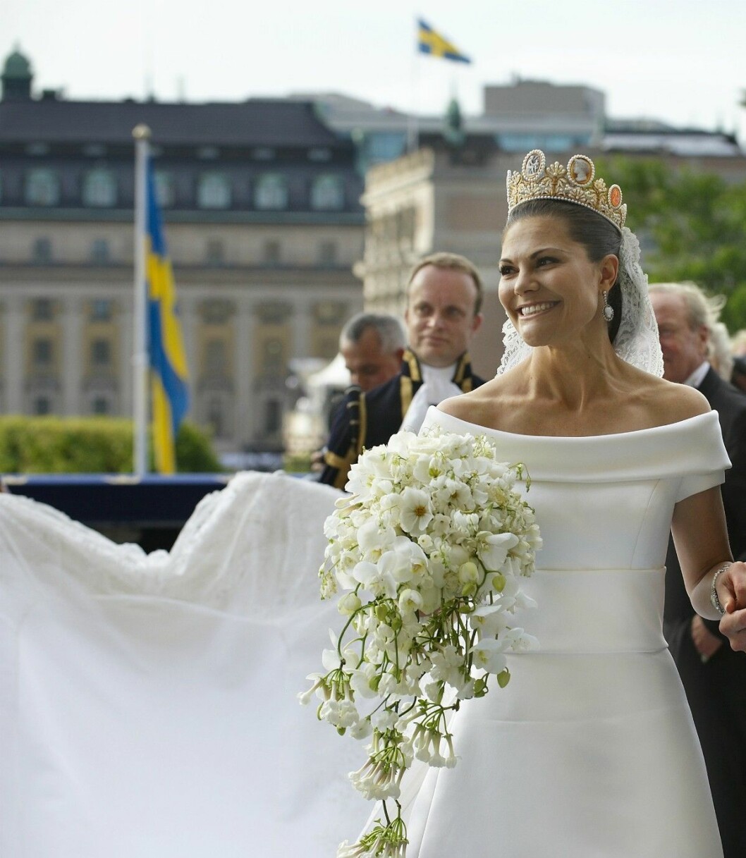 Kronprinsessan Victoria ville ha en klänning att känna sig trygg i och det fick hon. Kungliga slottet lördagen den 19 juni 2010. Hyllningsceremoni på Lejonbacken för Kronprinsessan Victoria och prins Daniel. Brudparet lämnar Lejonbacken.