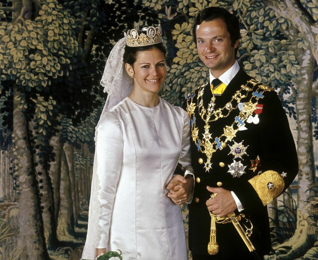 Värdig och vacker. Drottning Silvia sa ja i fransk haute couture från Dior. Kungaparet på sin bröllopsdag den 19 juni 1976.