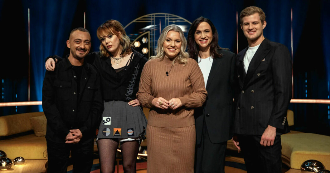 Gästerna hade det lite för roligt. Little Jinder, andra från vänster, berättar om händelsen tittarna inte fick se. Gästerna i Carina Bergfeldts talkshow. Roy Rizk, Little Jinder, Petra Mede och Marcus Eriksson.