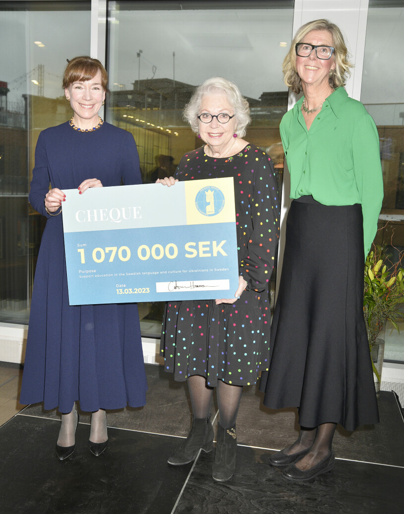 Malin Leffler, prinsessan Christina och Catarina Hansson visar stolta upp checken. Prinsessan Christina