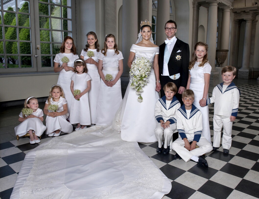 STOCKHOLM 20100619 Kronprinsessan Victoria och kronprins Daniel poserar med sina näbbar efter vigseln i Storkyrkan i Stockholm på lördagen. Från vänster Vera Blom, Catharina Amalia, Giulia Sommerlath, prinsessan Ingrid Alexandra, Vivien Sommerlath, Madeleine von Dincklage, Leopold Sommerlath, Ian De Geer, Hedvig Blom och prins Christian. Foto Jonas Ekströmer / SCANPIX kod 10030