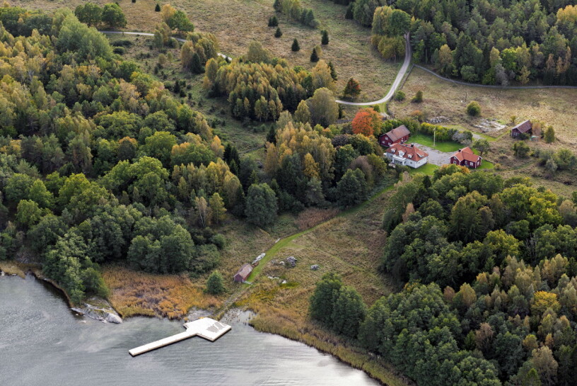 Ökenäs gård ligger mycket vackert utanför Trosa, vid en havsvik med egen brygga och en gammal sjöbod. Inte heller detta paradis har Sofia någon rätt till.