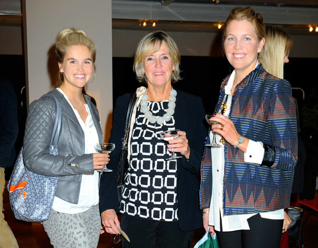 Märta och Sofia Schörling (i mitten Gunilla Engelbert). Palmoljan som systrarna handlar med används bland annat i choklad, margarin och schampoo. Märta och Sofia Schörling med Gunilla Engelbert.