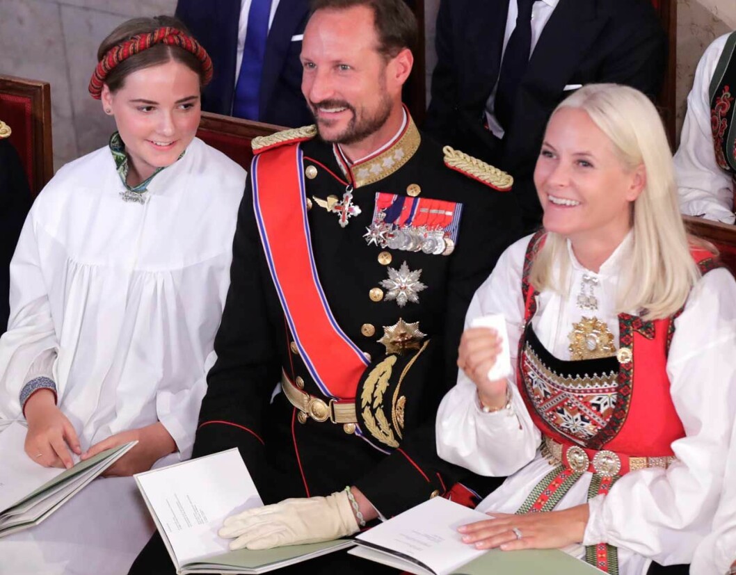 Kronprinsessan Mette-Marit både skrattade och grät. Kronprinsessan Mette-Marit både skrattade och grät när hennes dotter konfirmerades.