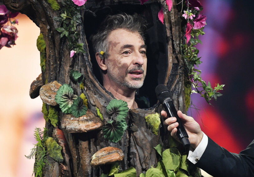 Det var en märkbart rörd Tareq Taylor som gömde sig under masken! Tareq Taylor i Masked Singer