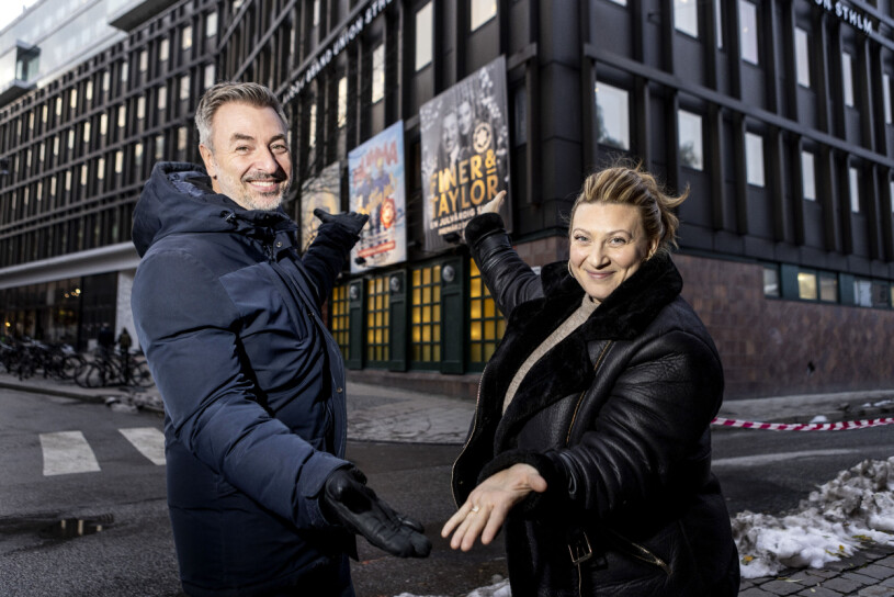 I jul byter Tareq ut sillen mot sången. Tareq Taylor och Sarah Dawn Finer framför en reklamaffisch om deras nya julkonsert på Hamburger Börs