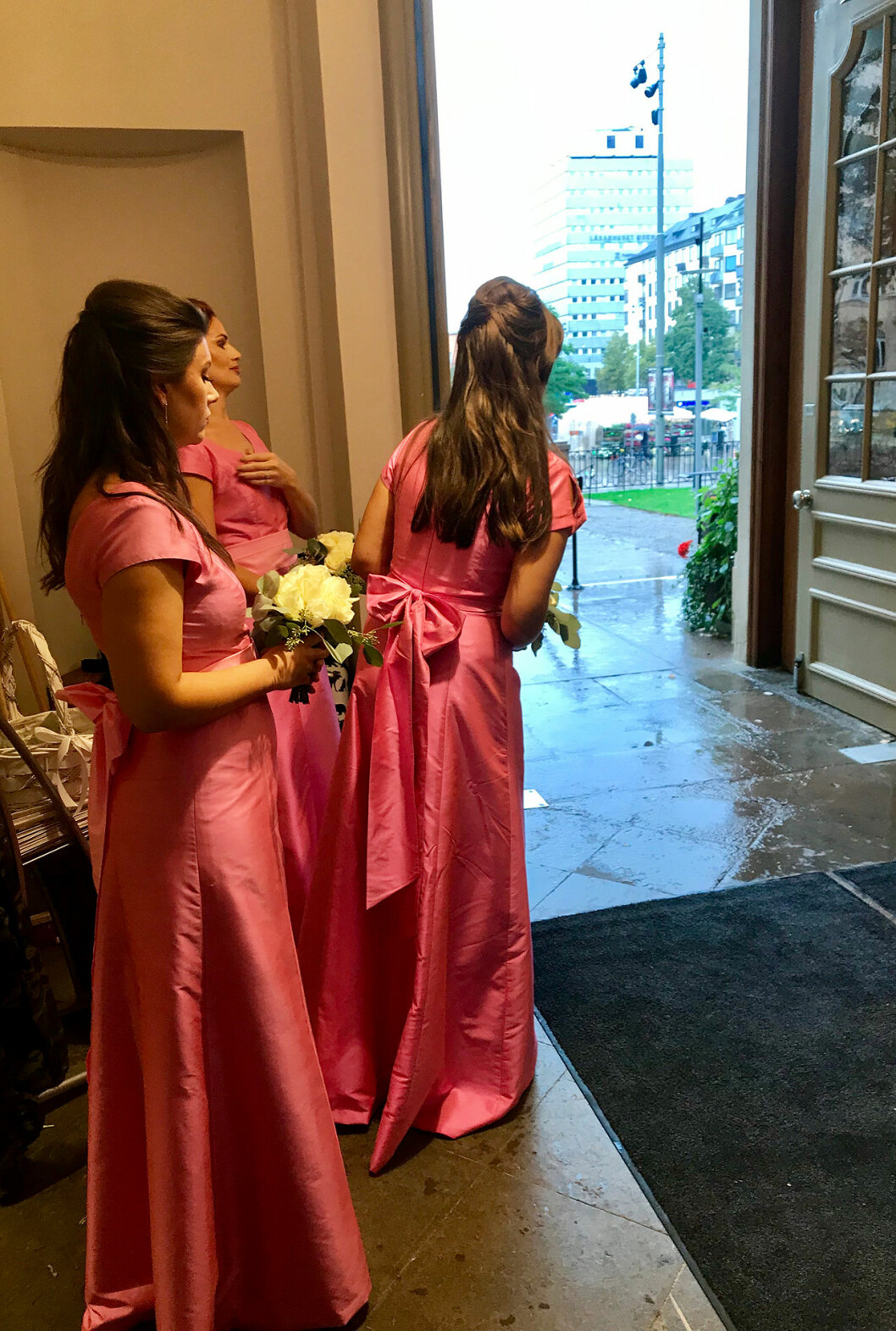 Brudens sju tärnor är alla vackert klädda i rosa, och tärnklänningarna är också designade av Göran Alfredsson på Thalia. Noppe Lewenhaupts son Leonard gifter sig med Linnea Taube. Tärnorna bär rosa.