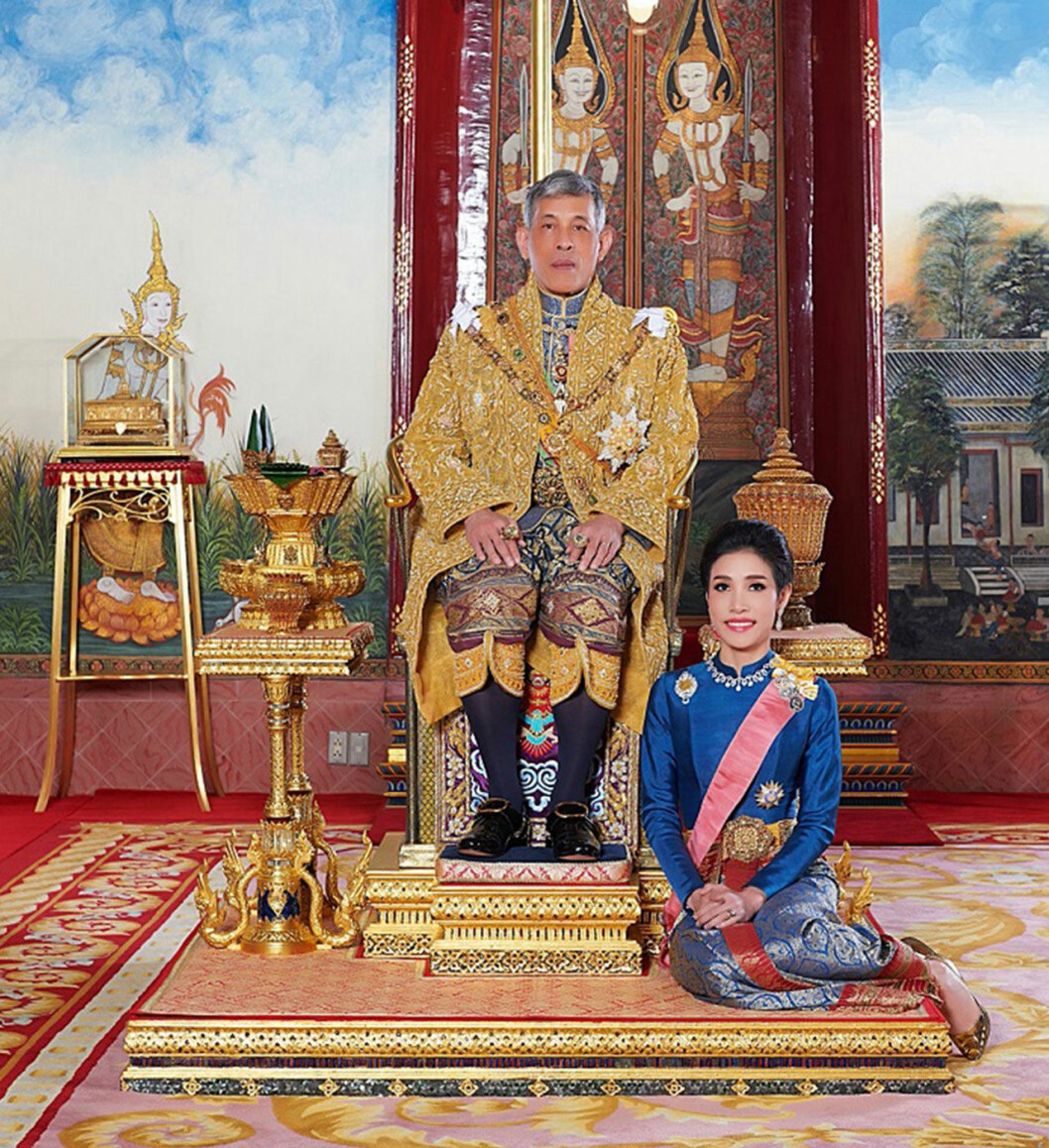 Det har varit många uppmärksammade turer kring Thailands statschef och (den dåvarande?) kvinnan i hans liv. Thailands kung