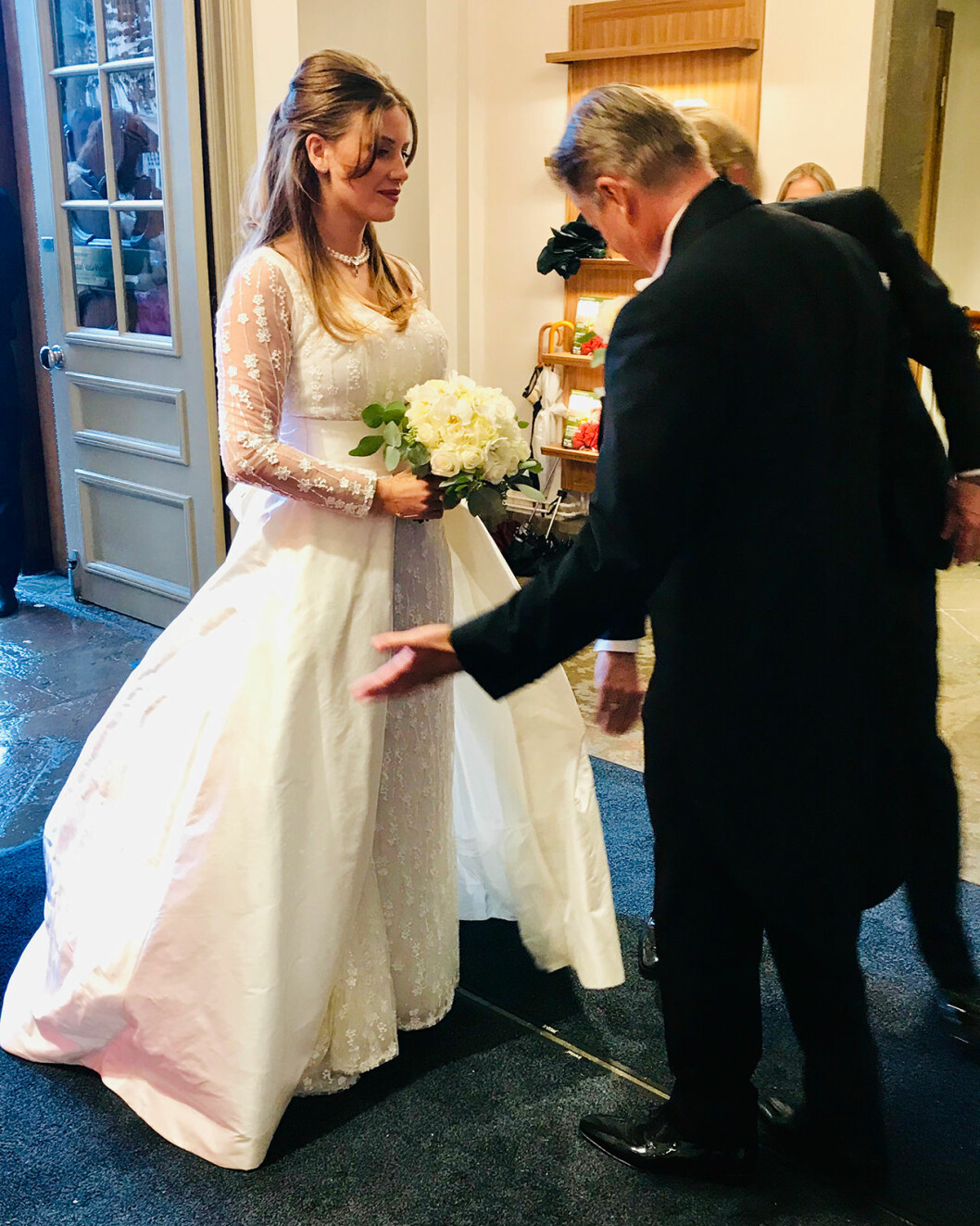 Vi avslöjar! Bruden Linnea Taube bär en klänning skapad av kungligheternas favoritdesigner – Göran Alfredsson på Thalia. Lee Lewenhaupts svärdotter Linnea Taube i brudklänning från Thalia.