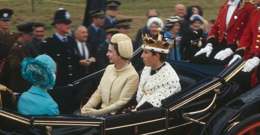 Foto på drottning Elizabeth och prins Charles från det riktiga tillfället. Foto på drottning Elizabeth och prins Charles från det riktiga tillfället.