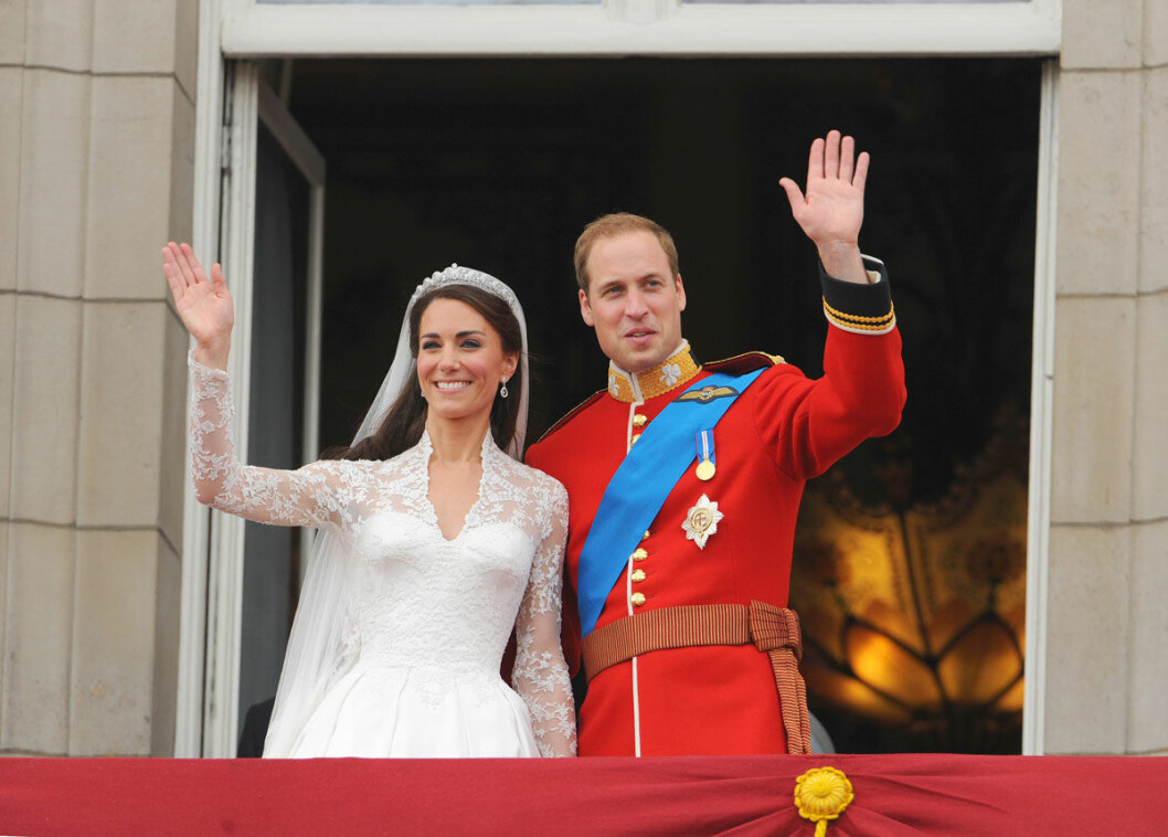 De firade med hela det brittiska folket! Hertiginnan Kate och prins William vinkar från balkongen på Buckingham Palace.