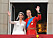 Hertiginnan Kate och prins William vinkar från balkongen på Buckingham Palace. 