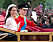 Hertiginnan Kate och prins William ser lyckliga ut. De vinkar till folket. 