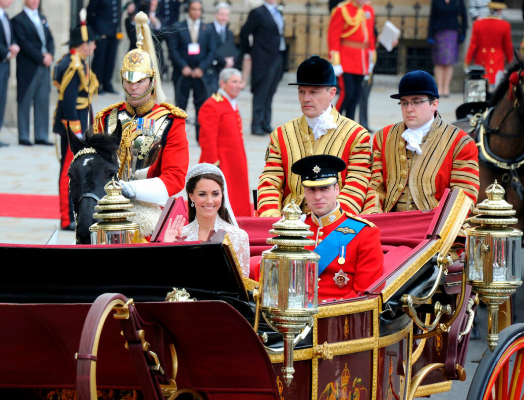 Hertiginnan Kate och prins William åkte häst och vagn på Londons gator. Hertiginnan Kate och prins William åker häst och vagn.