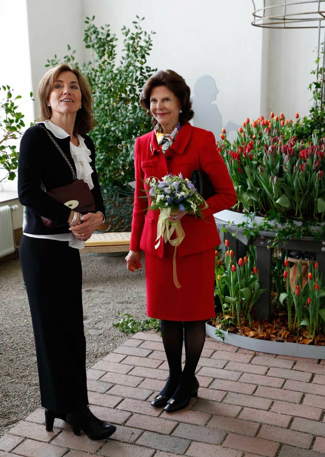 Margareta Thorgren som vi är vana att se henne. Hovets informationschef Margareta Thorgren tillsammans med drottning Silvia.