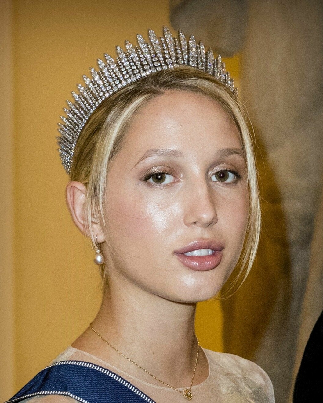 Kronprinsessan Marie-Chantals dotter Maria-Olympia i ett stråldiadem av briljanter.