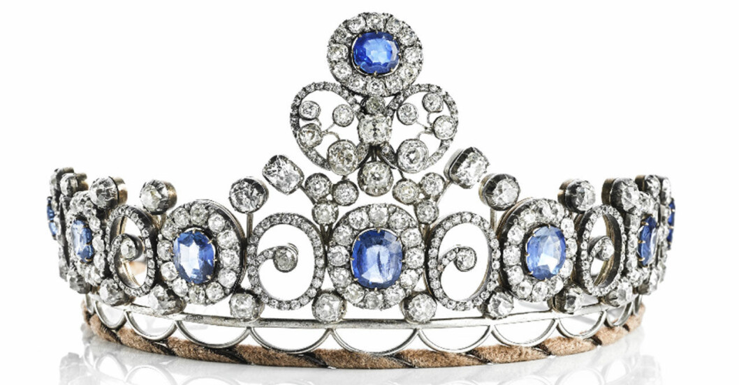 Här är det fantastiska safir – och diamantdiademet. Det är det fantastiska safir – och diamantdiademet.