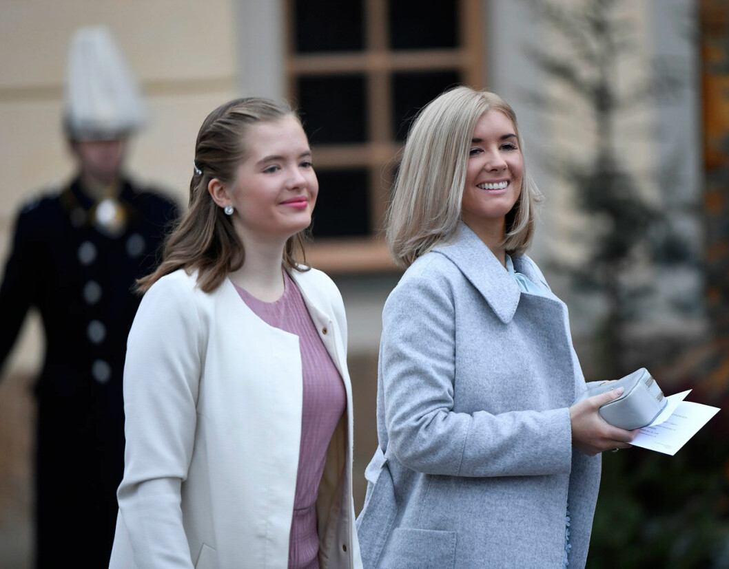 Tiara och Cajsa på prins Gabriels dop. Tiara Larsson med sin mamma Cajsa.