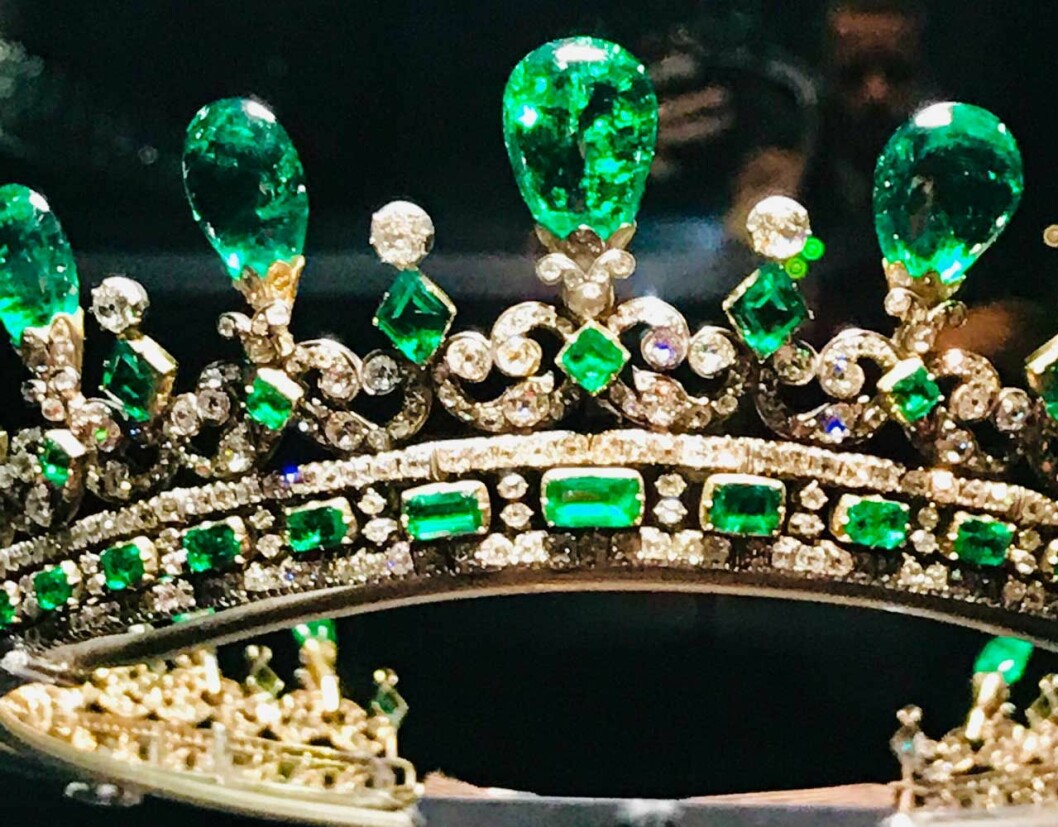 Det här magnifika smaragddiademet fick drottning Victoria av sin Albert. Nu kan man se det live på Kensington Palace. Det här magnifika smaragddiademet fick drottning Victoria av sin Albert. Nu kan man se det live på utställningen på Kensington Palace.