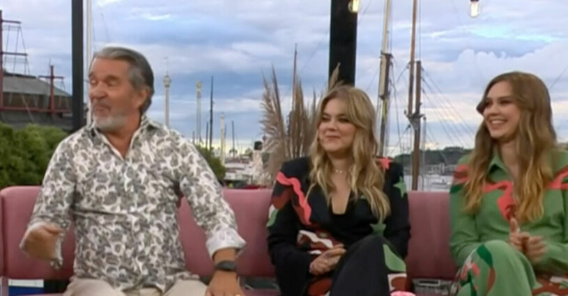 Kjell Bergqvist och duon First Aid Kit, Johanna Söderberg och Klara Söderberg var också på plats i Tildes soffa för att bevittna händelsen.