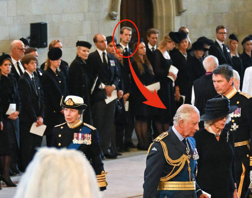 Tim Vesterberg med brittiska kungafamiljen framför drottning Elizabeths kista