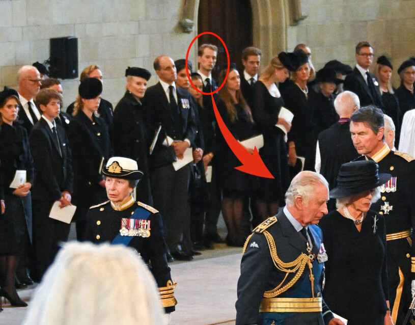 Svenske Tim på hedersplats under ceremonin för drottning Elizabeth. Tim Vesterberg med brittiska kungafamiljen framför drottning Elizabeths kista