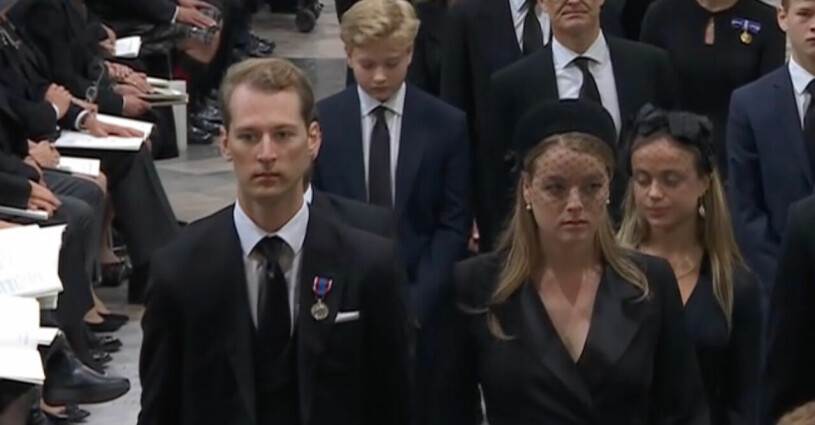 På väg till sina platser i kyrkan. Redo för ett sista farväl... Foto: Skärmdump SVT