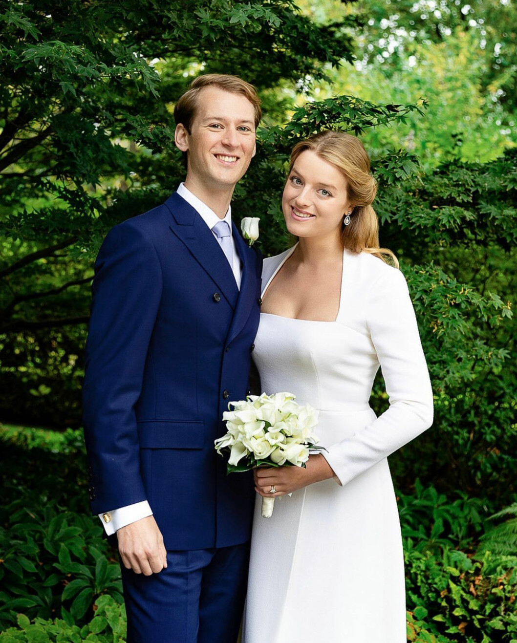 Mr och Mrs Vesterberg. Bruden bar en vacker klänning från Emilia Wickstead.