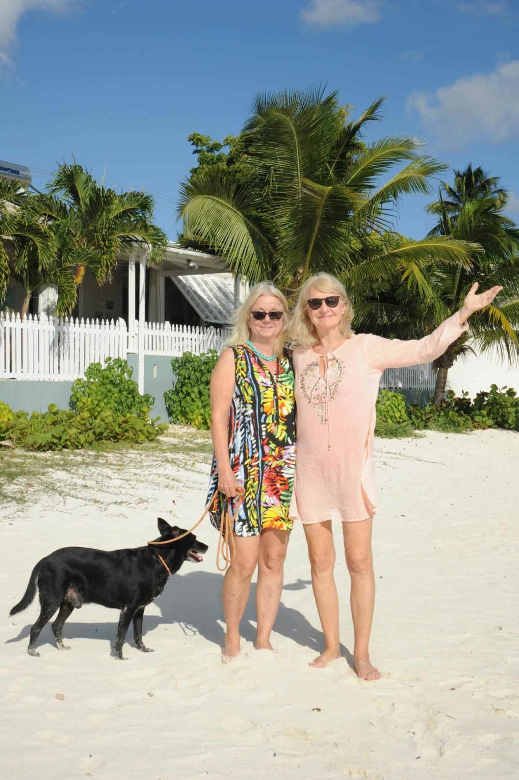Med syster Titti utanför hennes hus. Titti bor på Barbados sedan över 30 år och driver sin turistverksamhet. 