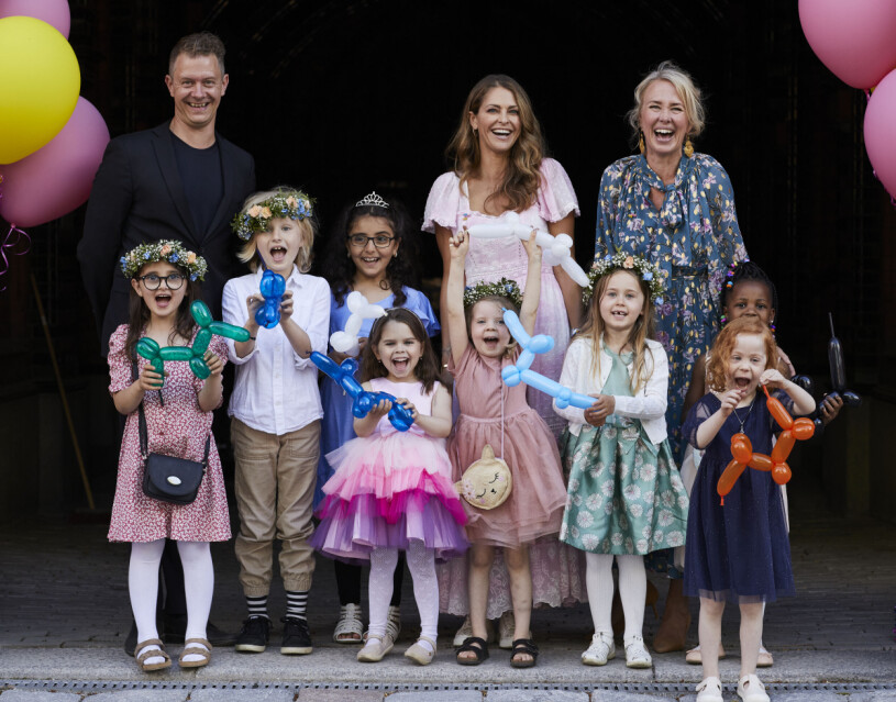 Prinsessan Madeleine med sina gäster och Min Stora Dags generalsekreterare Jennifer McShane. Till vänster Tobbe Trollkarl. Prinsessan Madeleine, Jennifer McShane generalsekreterare Min Stora Dag, Tobbe Trollkarl och barnen som var med på kalaset på Hovstallet
