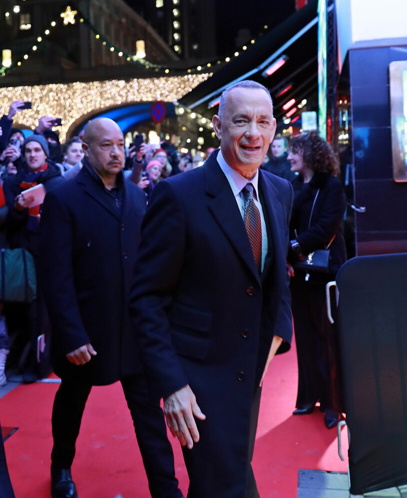 Alla ville få sig en glimt av Hollywood-stjärnan! Tom Hanks kliver in i Rigoletto omringad av fans inför premiären av filmen A man called Otto
