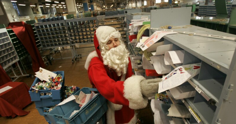 En upptagen tomte 2005 på postterminalen. Året innan, 2004, skickade 200 000 barn in sina brev till tomten!